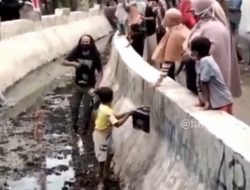 Warga Cirebon Rela Masuk ke Selokan Demi Ambil Bingkisan Presiden??