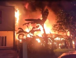 Dinihari Si Jago Merah Lalap 4 Rumah Kayu di Jl Elang