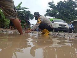 Warga Loa Buah Gotong Royong Perbaiki Sendiri Jalan Rusak