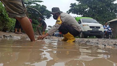 Warga Loa Buah Gotong Royong Perbaiki Sendiri Jalan Rusak