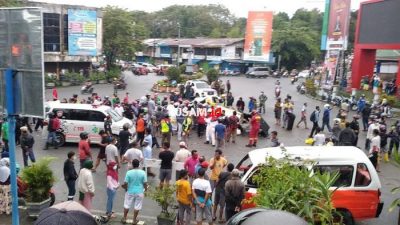 Tronton Peti Kemas Libas Puluhan Pengendara