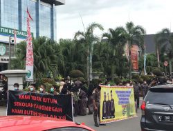 Tolak Pemindahan SMAN 10, Massa Geser Demo ke Kantor Gubernur
