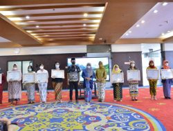 10 Perempuan Kaltim Terima Penghargaan Dari OASE-KIM
