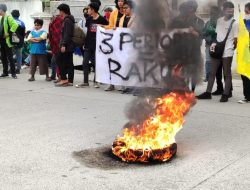 Mahasiswa Demo Tolak Kenaikan BBM dan 3 Periode Presiden