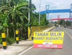 Pagar Belum Dibangunkan Kontraktor, Warga Pemilik Lahan Pasang Baliho di Tengah Jembatan
