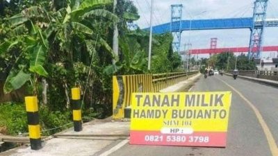 Pagar Belum Dibangunkan Kontraktor, Warga Pemilik Lahan Pasang Baliho di Tengah Jembatan