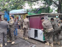 Diwarnai Aksi Protes, Satpol PP Tertibkan Lapak PKL Di Kemakmuran