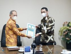 BKD Serahkan SK Kenaikan Pangkat Pejabat Eselon II Pemprov Kaltim