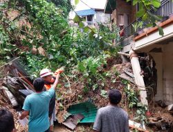 3 Rumah dan 4 Motor Tertimbun Longsor Di Samarinda