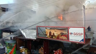 Enam Bangunan Di Jalan Suryanata Hangus Terbakar