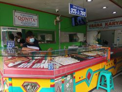 Diduga Menipu, Wanita Berambut Pirang Diringkus Saat Bertransaksi Jual Beli Emas