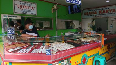 Diduga Menipu, Wanita Berambut Pirang Diringkus Saat Bertransaksi Jual Beli Emas