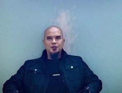 Ahmad Dhani Ajak Penonton Nostalgia, Nyanyikan Lagu Dewa 19 dengan Musik Jazz