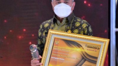 Isran Terima Penghargaan Realisasi Pendapatan Daerah Tertinggi 2021