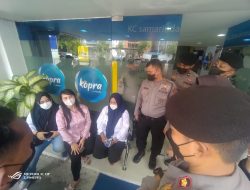 Merasa Ditipu, Seorang Wanita Lakukan Aksi Protes di Depan Kantor Bank Mandiri KC Samarinda