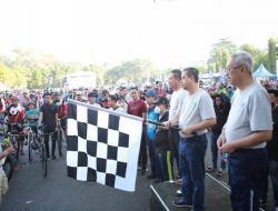 Hadi Lepas Ribuan Peserta Gowes Dalam Rangka Hari Konsumen Nasional