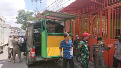 Satpol PP Samarinda Tertibkan Lapak PKL di Otto Iskandardinata