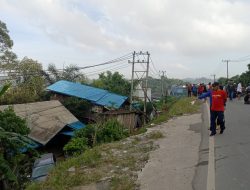 Tanah Longsor di Sambutan, Dua Rumah Alami Kerusakan dan Kendaraan Ikut Tertimbun
