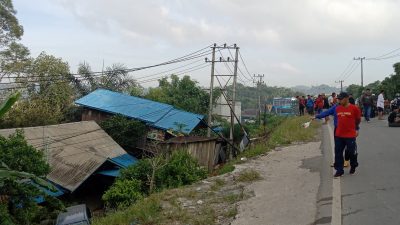 Tanah Longsor di Sambutan, Dua Rumah Alami Kerusakan dan Kendaraan Ikut Tertimbun