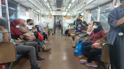 Penumpang KRL Keluhkan Eskalator dan Lift Stasiun Cakung yang Mati: Ini Dengkul Mau Copot Rasanya