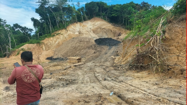 Tumpukan batu bara yang berada dekat dengan perumahan warga yang belum diangkut. Ft ist