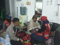 Kelelahan Menunggu Air Surut Karena Banjir, Dua Siswa SMAN 13 Samarinda di Jalan DI Panjaitan Nyaris Pingsan