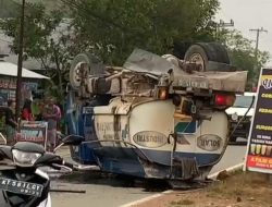 Tabrakan Dengan Avanza, Truk Tangki Terguling dan Terbalik