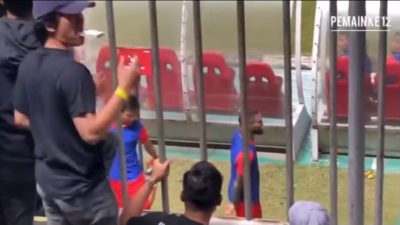 Viral Kejadian Lempar Botol Minuman Saat Diego Michiels Pemanasan