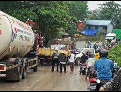 Terlelap, Hilux Tabrak Truk, Satu Orang Dilarikan Ke Rumah Sakit
