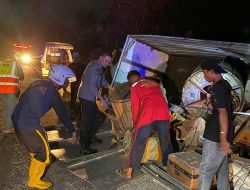 Muatan Gulungan Kabel Seruduk Mobil Di Belakangnya