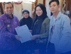 Hadi Serahkan Tali Asih untuk Anak Mendiang Kakanwil Kemenag Kaltim