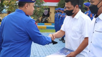 Direktur Polairud Polda Kaltim Berikan Reward Untuk Personel Berprestasi