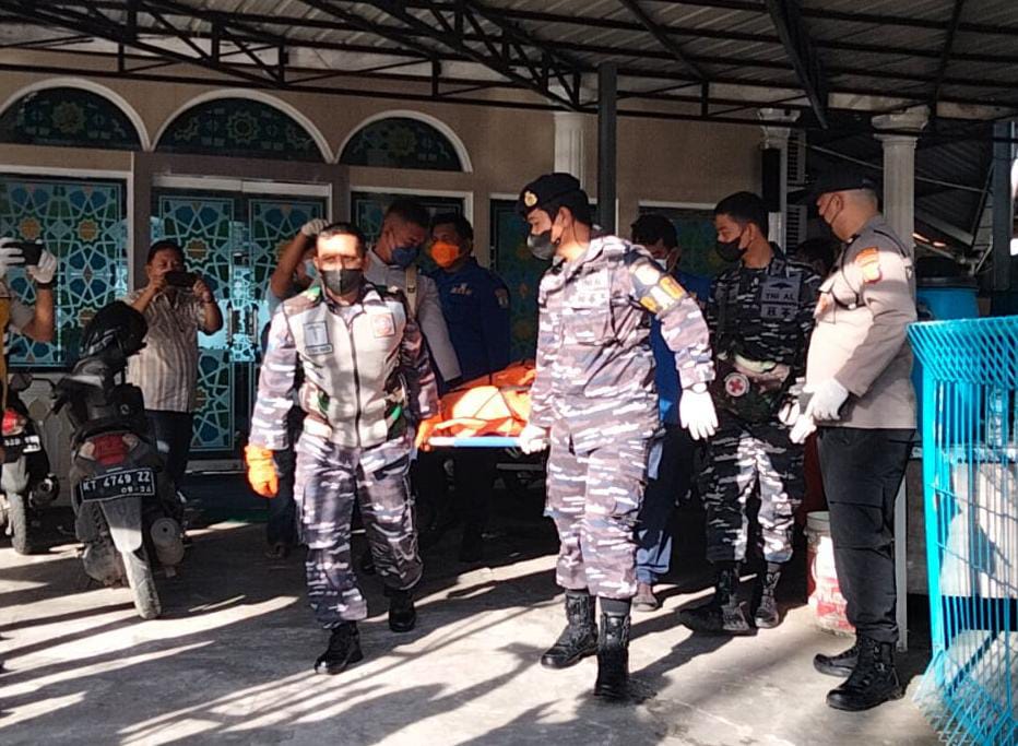 Petugas medis mengecek kondisi jasad pria lansia di kamar mandi masjid desa purwoasri