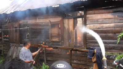 Bangsal 10 Pintu dan 2 Bangunan di Cendana Terbakar