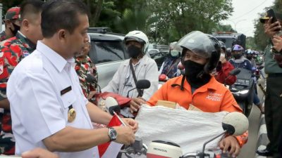 Wagub Bagikan 1.000 Bendera Merah Putih ke Jalan