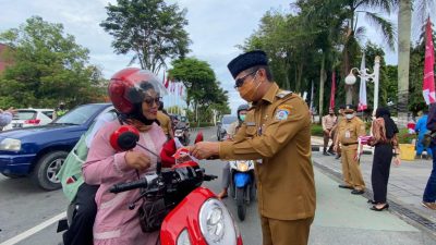 Wali Kota Balikpapan Bagikan Bendera Bagi Pengguna Jalan