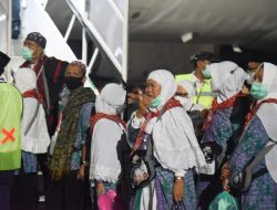 358 Jamaah Haji Kloter Pertama Tiba Bandara SAMS Hari Ini