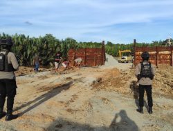 Personel Ops Nusantara Polda Kaltim Kawal Bongkar Muat Material Pembangunan IKN