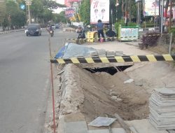 Trotoar Ambruk Saat Pawai Pembangunan Berlangsung