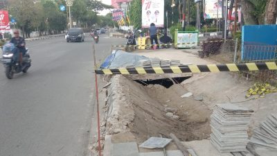 Trotoar Ambruk Saat Pawai Pembangunan Berlangsung