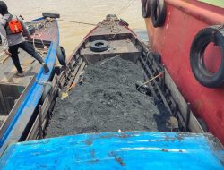 Ditpolairud Polda Kaltim Bekuk Komplotan Pencuri Batubara Di Sungai Mahakam