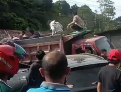 Tak Kuat Menanjak, Truk Bermuatan Pupuk Tabrak Kendaraan di Belakangnya