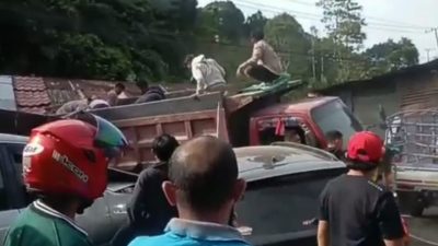 Tak Kuat Menanjak, Truk Bermuatan Pupuk Tabrak Kendaraan di Belakangnya