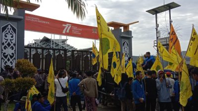 Puluhan Mahasiswa PMII Demo DPRD Kaltim Tolak Kenaikan BBM