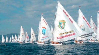 Penyambutan Rombongan Perahu Sandeq di Pantai Manggar Terbuka Untuk Umum