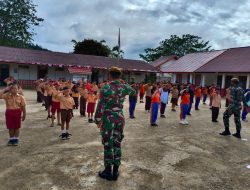 Satgas Pamtas RI-Malaysia Yonarmed 5/Pancagiri Latih Baris-Berbaris Dan Senam Bersama Untuk Anak-anak