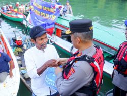 Peduli Dampak Kenaikan BBM, Polda Kaltim Bagikan Paket Sembako Ke Nelayan