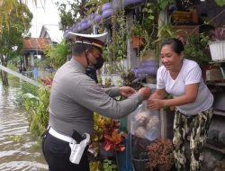 Polresta Bagikan 150 Bungkus Makanan Siap Saji Untuk Warga Terdampak Banjir