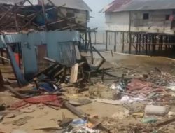 Diduga Dihantam Badai Silkon Tropis dari Filipina, Rumah Warga di Manggar Ambruk
