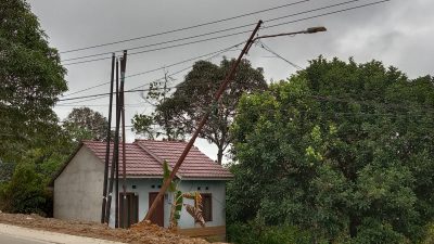Diduga Akibat Galian Pipa Jargas, Dua Tiang PJU Roboh